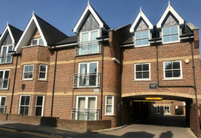 Central 2 Bed, 2 Bathrooms, Ground Floor Apartment with Parking